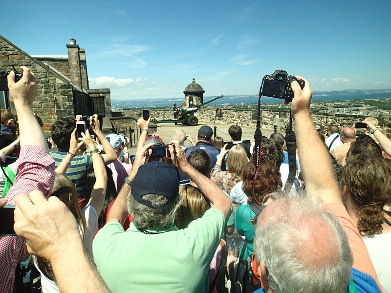 2014 Edinburgh 2014-07-09 107.JPG - The big attraction? The One O'clock cannon about to go off.